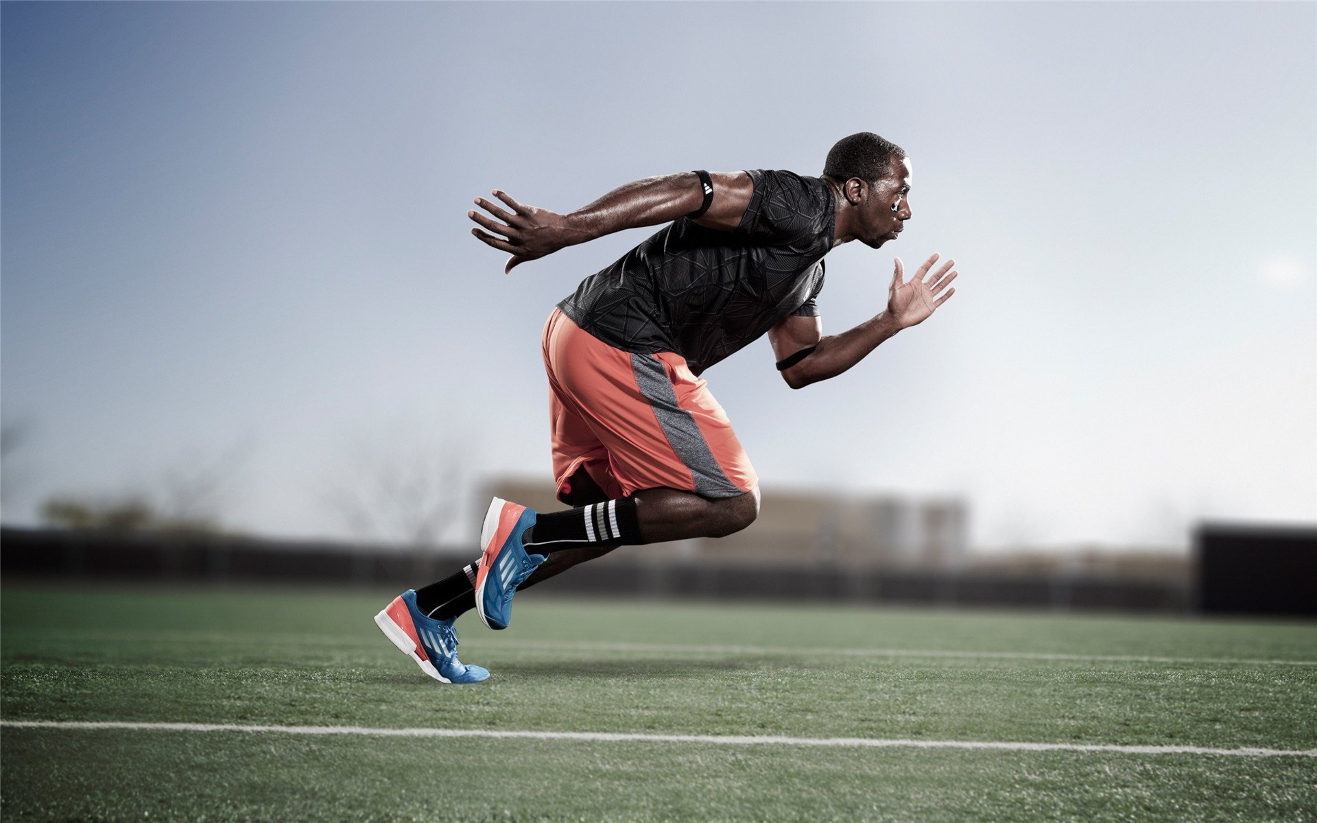 德国羽毛球选手在比赛中展现出顽强拼搏精神，德国羽毛球主教练